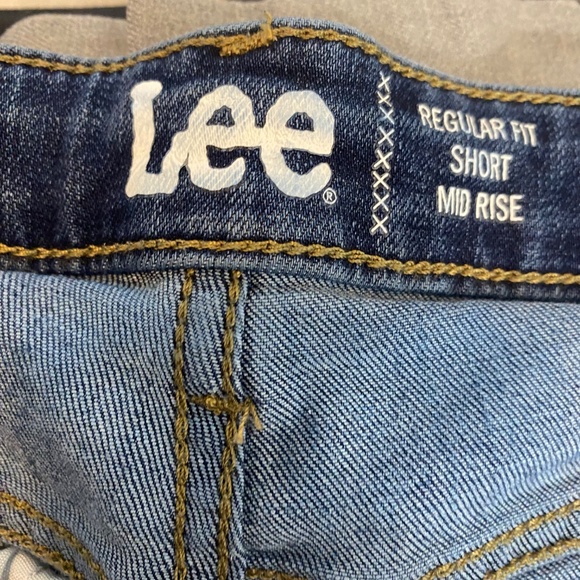 Lee Women's Shorts - Regular Fit, Mid Rise Size 6M - Picture 4 of 5